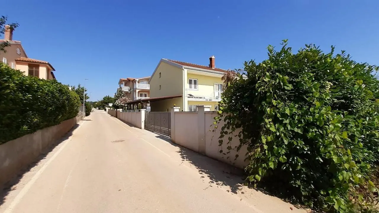 Apartment Villa Elke Maria With Overflow Pool And Hydromassage Novigrad