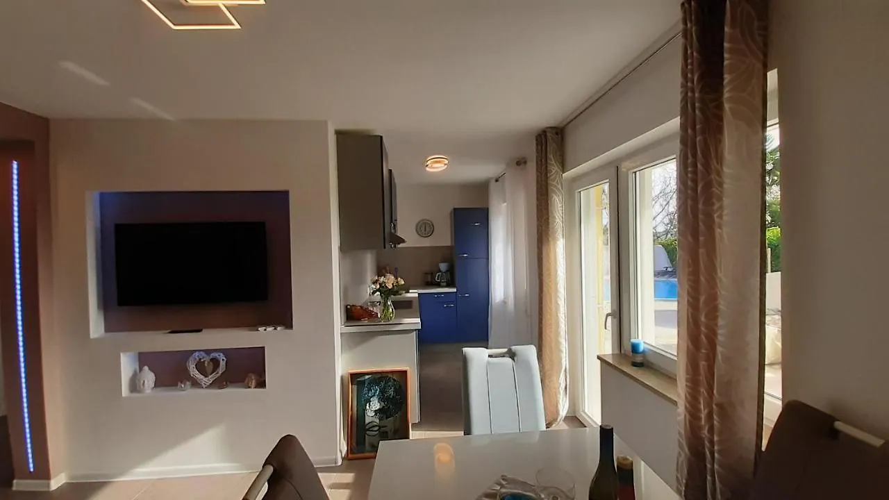 Apartment Villa Elke Maria With Overflow Pool And Hydromassage Novigrad
