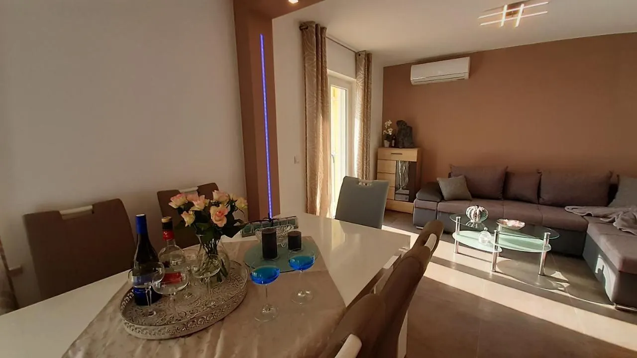 Villa Elke Maria With Overflow Pool And Hydromassage Novigrad  Novigrad (Istria)